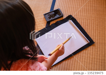 畳で書道を書く女の子 畳で書道を書く女の子 135239473