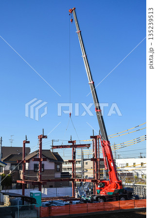 移動式クレーンで鉄骨を組む建設現場 移動式クレーンで鉄骨を組む建設現場 135239513