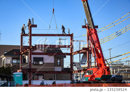 移動式クレーンで鉄骨を組む建設現場 移動式クレーンで鉄骨を組む建設現場 135239524
