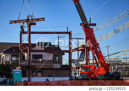 移動式クレーンで鉄骨を組む建設現場 135239525