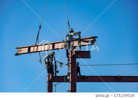 移動式クレーンで鉄骨を組む建設現場 135239526