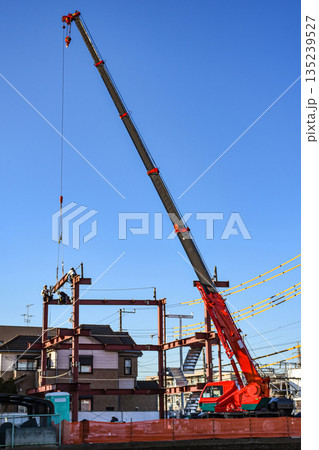 移動式クレーンで鉄骨を組む建設現場 移動式クレーンで鉄骨を組む建設現場 135239527