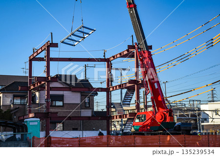 移動式クレーンで資材を組む建設現場 135239534