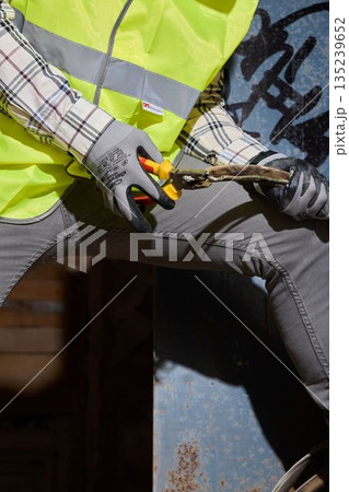 Detailed procedures to safely cut cables with suitable equipment Detailed procedures to safely cut cables with suitable equipment 135239652