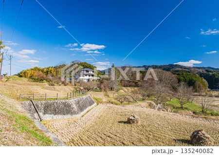 冬の明日香村田園風景 奈良県明日香村 冬の明日香村田園風景 奈良県明日香村 135240082