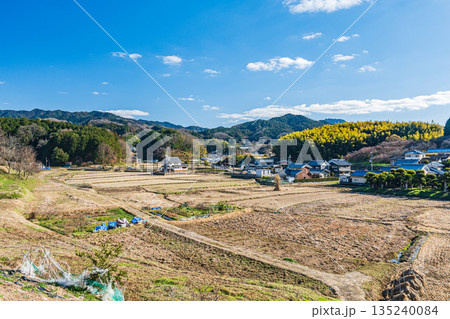 冬の明日香村田園風景　奈良県明日香村 135240084