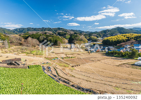 冬の明日香村田園風景 奈良県明日香村 冬の明日香村田園風景 奈良県明日香村 135240092