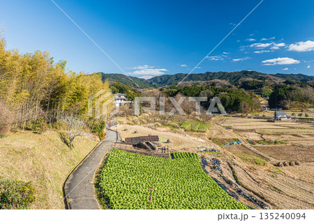 冬の明日香村田園風景　奈良県明日香村 135240094