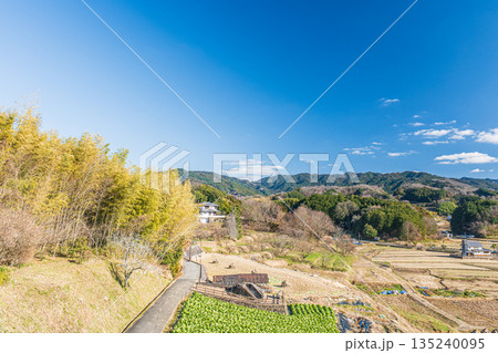 冬の明日香村田園風景 奈良県明日香村 冬の明日香村田園風景 奈良県明日香村 135240095