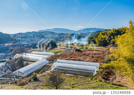 冬の明日香村田園風景　奈良県明日香村 135240098