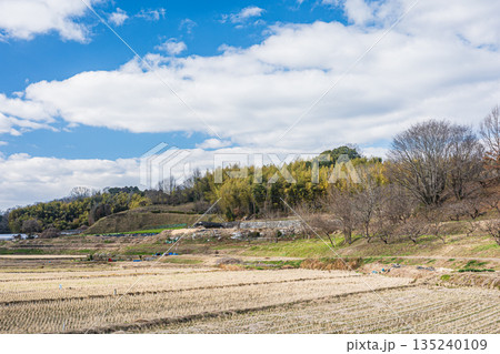 冬の明日香村田園風景　奈良県明日香村 135240109