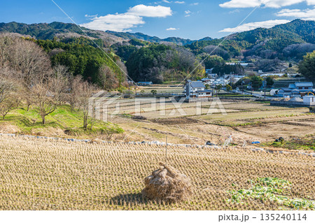 冬の明日香村田園風景 奈良県明日香村 冬の明日香村田園風景 奈良県明日香村 135240114
