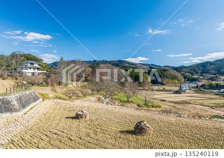 冬の明日香村田園風景　奈良県明日香村 135240119