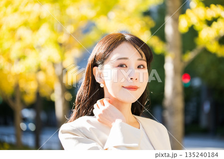 美しい女性のポートレート 135240184