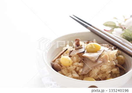ぎんなんとマツタケの炊き込みご飯 135240196