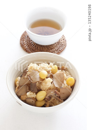 ぎんなんとマツタケの炊き込みご飯と日本茶 135240198