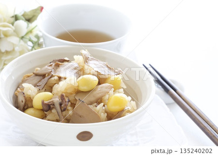 ぎんなんとマツタケの炊き込みご飯と日本茶 135240202