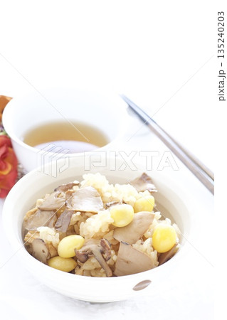 ぎんなんとマツタケの炊き込みご飯と日本茶 135240203
