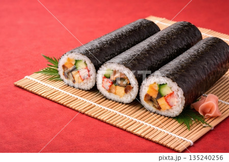 節分の恵方巻 日本の伝統料理 和風フード写真 135240256