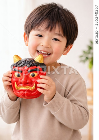 節分を楽しむ子ども 鬼のお面 日本の行事 135240257