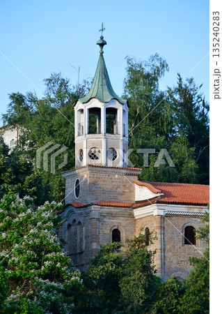 ブルガリア、ヴェリコ・タルノヴォ、旧市街の眺め、聖コンスタンティンとエレナ教会 135240283