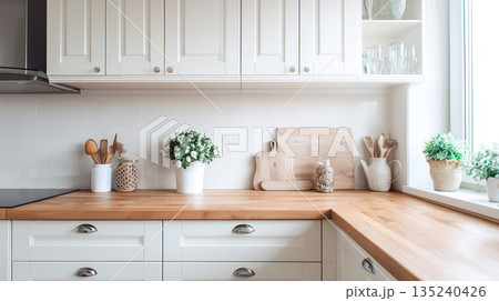 自然光が差し込む北欧風ホワイトキッチンのある暮らし 135240426