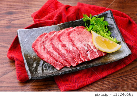 注)未加熱・未調理の生肉です。焼肉用の牛タン元、牛肉、タン。 注)未加熱・未調理の生肉です。焼肉用の牛タン元、牛肉、タン。 135240565