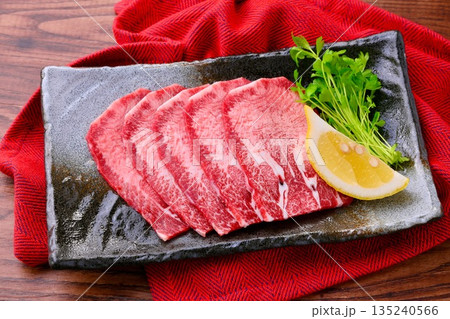 注)未加熱・未調理の生肉です。焼肉用の牛タン元、牛肉、タン。 注)未加熱・未調理の生肉です。焼肉用の牛タン元、牛肉、タン。 135240566