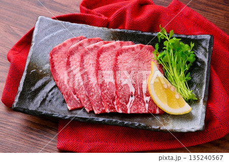注)未加熱・未調理の生肉です。焼肉用の牛タン元、牛肉、タン。 注)未加熱・未調理の生肉です。焼肉用の牛タン元、牛肉、タン。 135240567