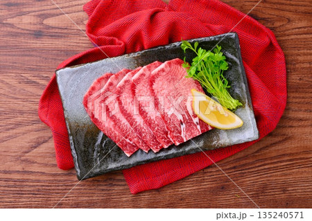 注)未加熱・未調理の生肉です。焼肉用の牛タン元、牛肉、タン。 注)未加熱・未調理の生肉です。焼肉用の牛タン元、牛肉、タン。 135240571