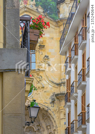 サンセバスチャン、旧市街、街並み、寺院、真夏、スペイン 135240644