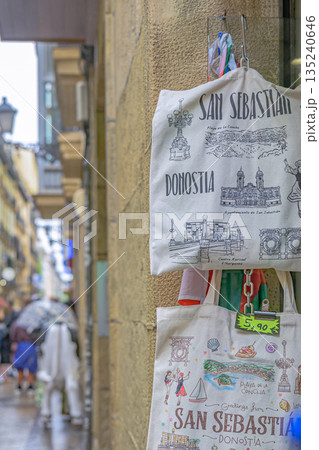 サンセバスチャン、旧市街、街並み、寺院、真夏、スペイン 135240646