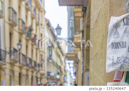 サンセバスチャン、旧市街、街並み、寺院、真夏、スペイン 135240647