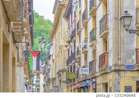 サンセバスチャン、旧市街、街並み、ショップ、真夏、スペイン 135240648