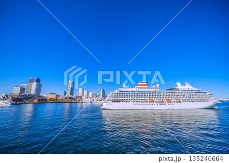 日本の横浜都市景観珍景富士山と飛鳥Ⅲが競演（大さん橋へ）（新港ふ頭ににっぽん丸・日本の豪華客船2隻） 135240664