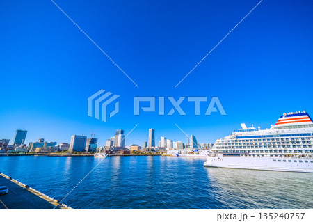 日本の横浜都市景観富士山(中央奥)と飛鳥Ⅲが競演(新港ふ頭にはにっぽん丸)。左に関内タワー… 日本の横浜都市景観富士山(中央奥)と飛鳥Ⅲが競演(新港ふ頭にはにっぽん丸)。左に関内タワー… 135240757