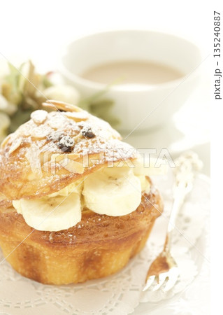 バナナペストリーケーキとミルクティー 135240887
