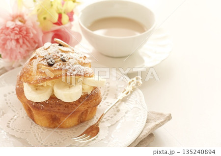 バナナペストリーケーキとミルクティー バナナペストリーケーキとミルクティー 135240894