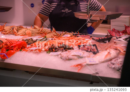 サンセバスチャン、旧市街、街並み、ショップ、真夏、スペイン 135241093