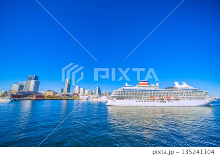 日本の横浜都市景観富士山と飛鳥Ⅲが競演（大さん橋へ）（新港ふ頭ににっぽん丸）日本の豪華客船2隻 135241104