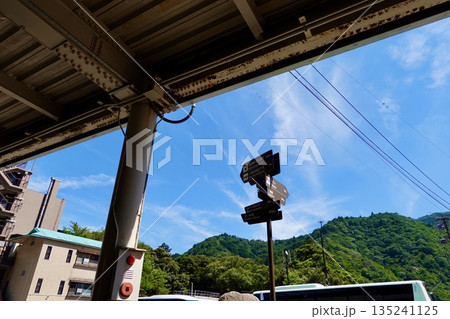 御在所ロープウエイ 湯の山温泉駅 駐車場の道しるべが見える風景　三重県三重郡菰野町 135241125