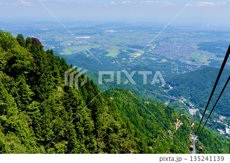 御在所ロープウエイ はるか彼方に伊勢湾が見える風景 三重県三重郡菰野町 御在所ロープウエイ はるか彼方に伊勢湾が見える風景 三重県三重郡菰野町 135241139