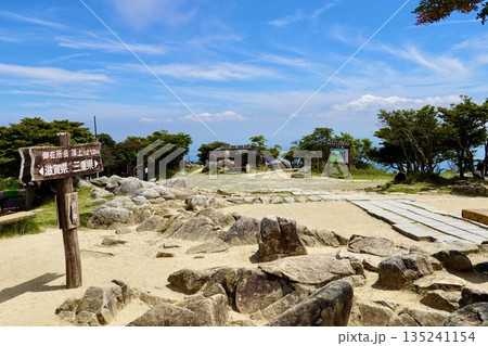 御在所山上公園　滋賀県と三重県の県境を示す標識が見える風景　三重県三重郡菰野町 135241154