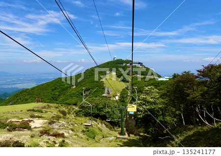 御在所山上リフト 前方山頂に白い御在所レーダ雨量計が見える風景 三重県三重郡菰野町 御在所山上リフト 前方山頂に白い御在所レーダ雨量計が見える風景 三重県三重郡菰野町 135241177