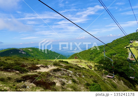 御在所山上リフト　リフトのワイヤーと山肌と青い空が見える風景　三重県三重郡菰野町 135241178