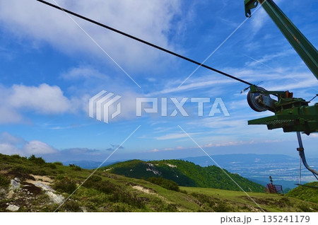 御在所山上リフト　リフトのワイヤーと山肌と青い空が見える風景　三重県三重郡菰野町 135241179