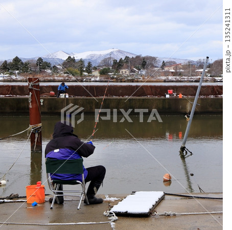 冬の風物詩ワカサギ釣り後ろ姿 135241311