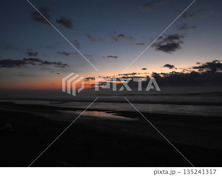夜明け前の大津海岸の海 135241317
