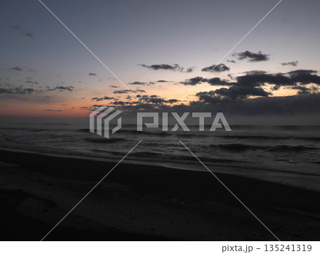 夜明け前の大津海岸の海 135241319