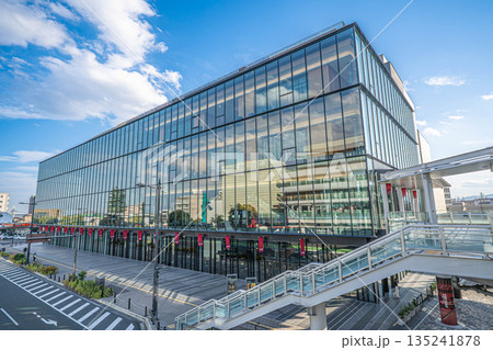 高崎芸術劇場の外観とペデストリアンデッキ【群馬県高崎市栄町】 135241878